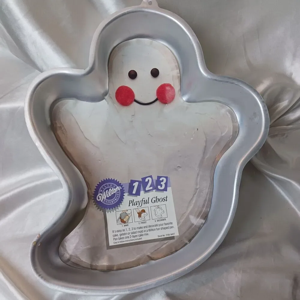 WILTON HALLOWEEN PLAYFUL GHOST CAKE PAN